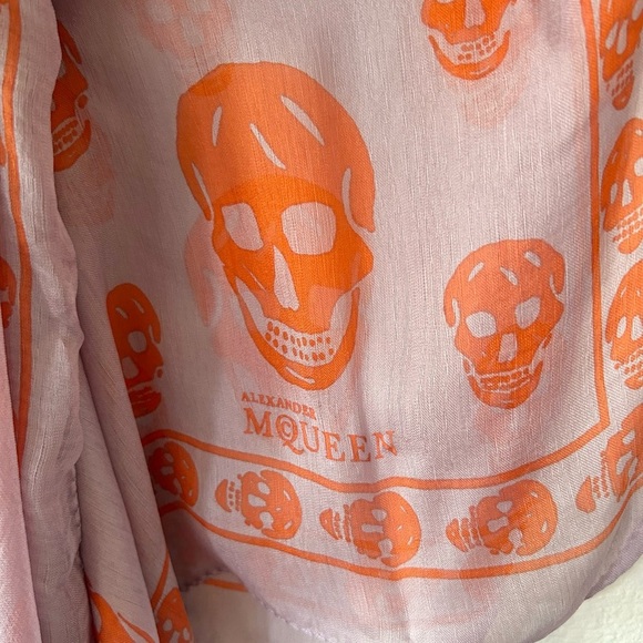 Alexander McQueen All-Over Printed Skulls Silk Foulard - Picture 3 of 6